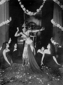 -Mata_Hari_dancing_in_the_Musée_Guimet_(1905)_-_1