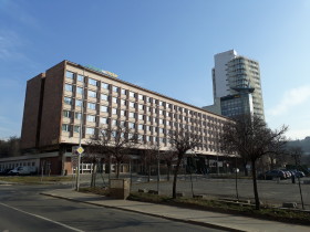 Herum der Metrostation „Invalidovna\" finden Sie eine ganze Reihe der interessanten Skulpturen und anderen Objekten, die auf die Architektur der 60. Jahren, den sog. „Brüsselstill“ erinnern.  