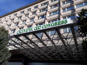 Čtyřhvězdičkový hotel Olympik, jehož součástí je také kongresová část, je jednou z mála památek na plánovanou letní olympiádu v roce v Praze 1980.