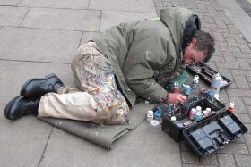 1280px-Ben_Wilson_chewing_gum_artist_at_work