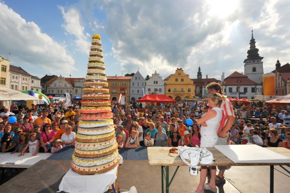 1628 plyšáků a třímetrový medvídek KUKY na pódiu.  